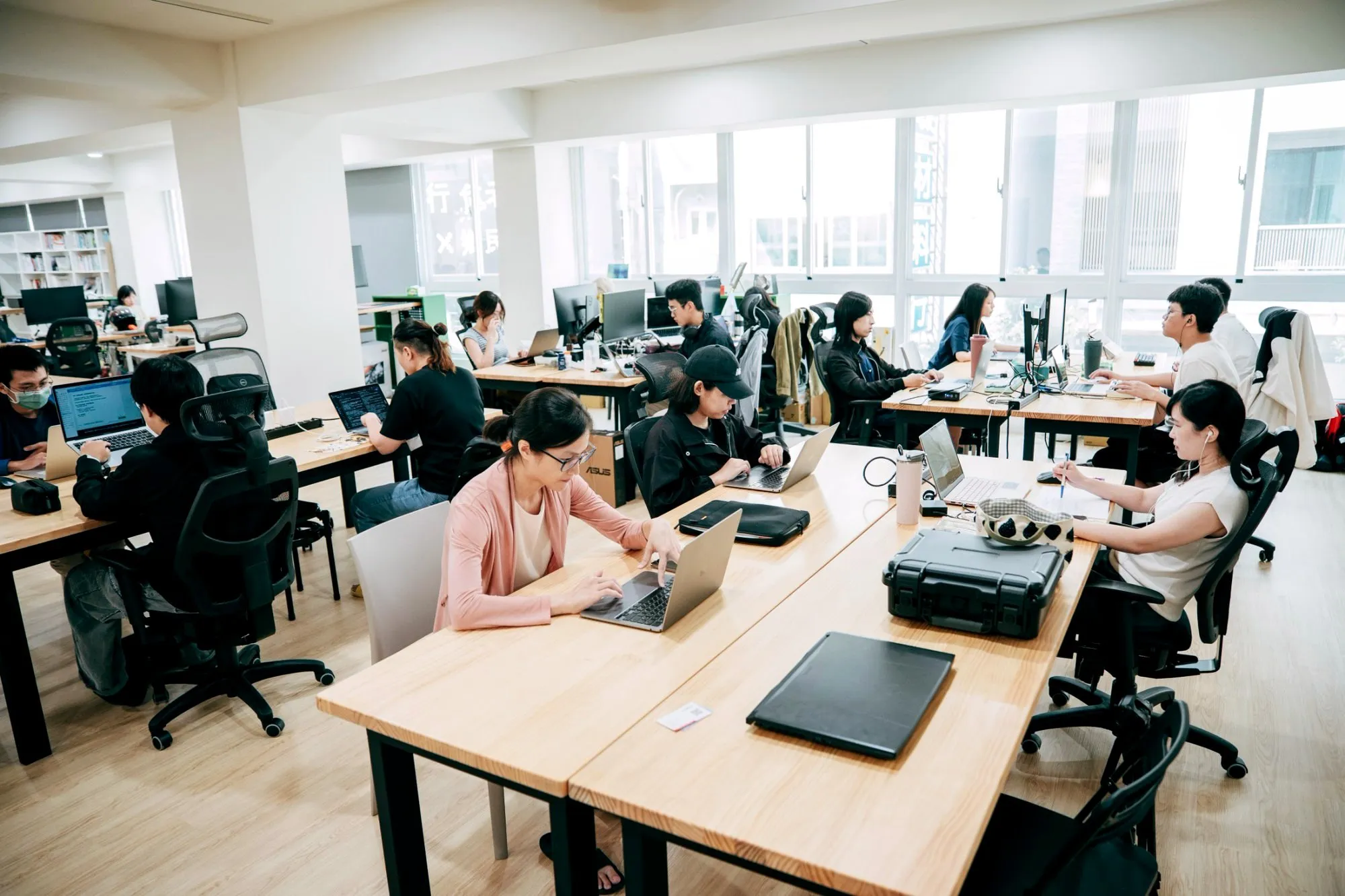 友愛市場二樓的進駐區,大窗採光,長桌上有人在工作