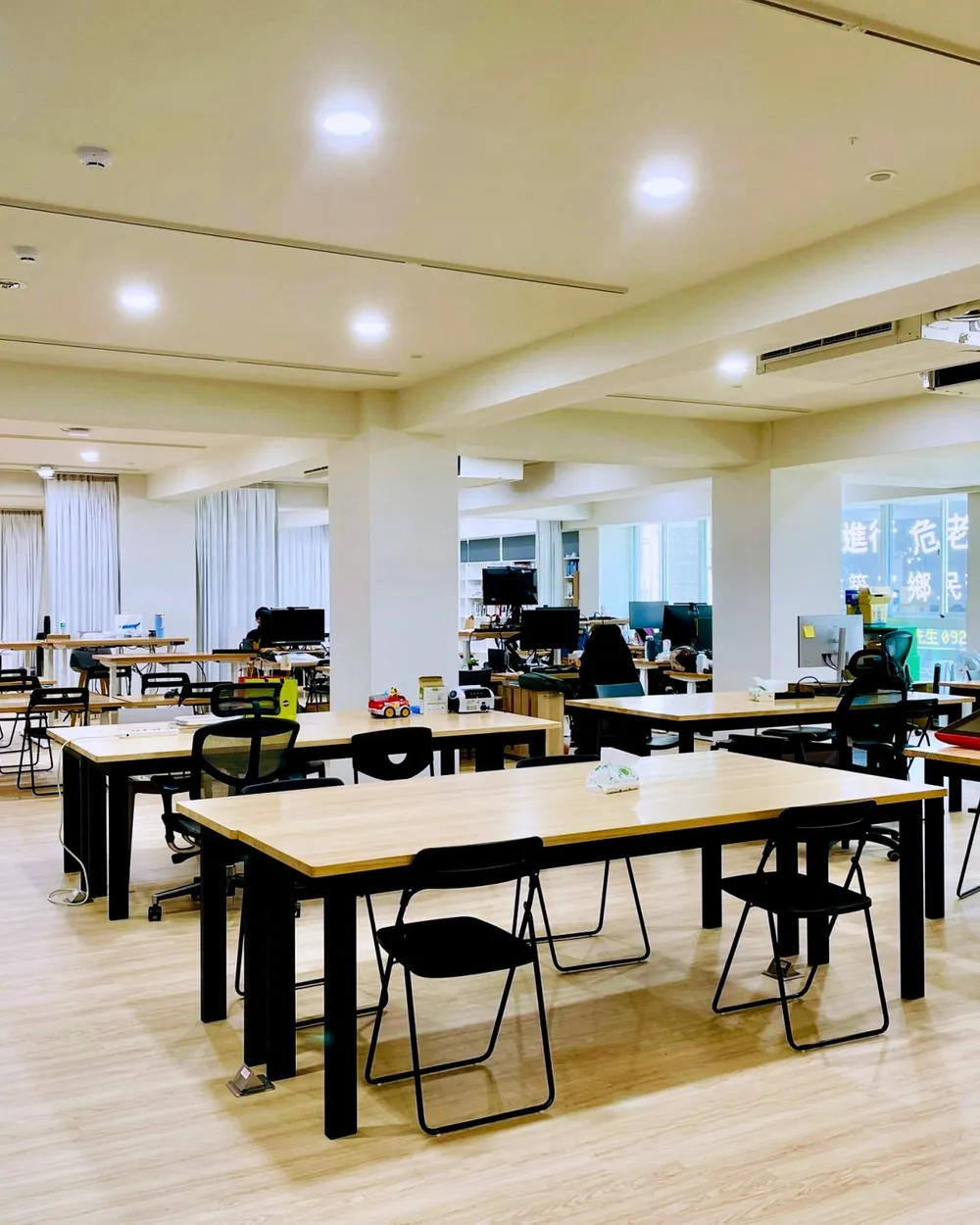 友愛市場二樓的進駐區,大窗採光,長桌上有人在工作